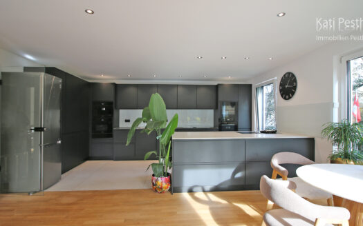 Vermietung – TOP LAGE TRIFFT AUF EXKLUSIVITÄT – KOMPLETT SANIERTE 3ZKB, TG-Stellplatz, EBK uvm.